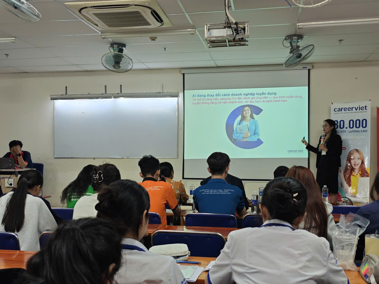 Diễn giả Phạm Thị Bích Ngọc chia sẻ kinh nghiệm thực tế về bộ kỹ năng ứng tuyển thực chiến. Nguồn: CLB Tiếng Anh khoa Kế toán - Kiểm toán CCC