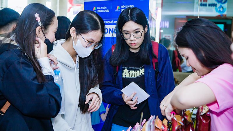 Sinh viên HIU trao đổi trực tiếp với doanh nghiệp tại các gian hàng tuyển dụng