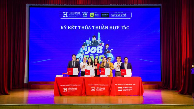 Đại diện HIU và các doanh nghiệp thực hiện nghi thức ký kết biên bản ghi nhớ hợp tác