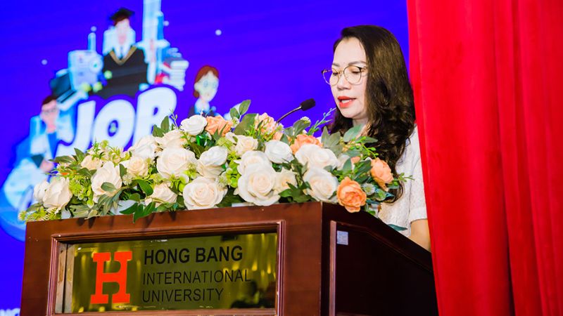 ThS. NCS Trần Thúy Trâm Quyên - Phó Hiệu trưởng HIU phát biểu khai mạc chương trình