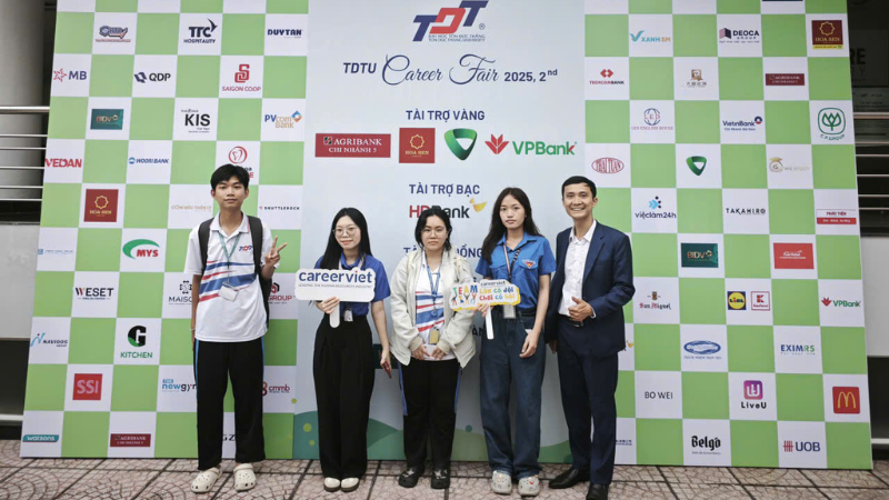 Đại diện CareerViet cùng các bạn sinh viên chụp ảnh lưu niệm trong chương trình