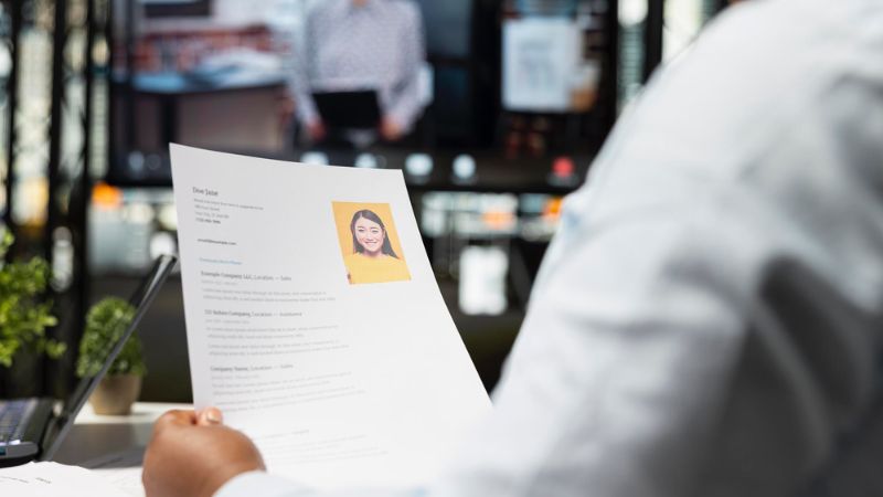 Một CV không được điều chỉnh theo từng vị trí dễ dẫn đến việc kỹ năng không liên quan, làm giảm mức độ phù hợp với công việc (Nguồn: Internet).