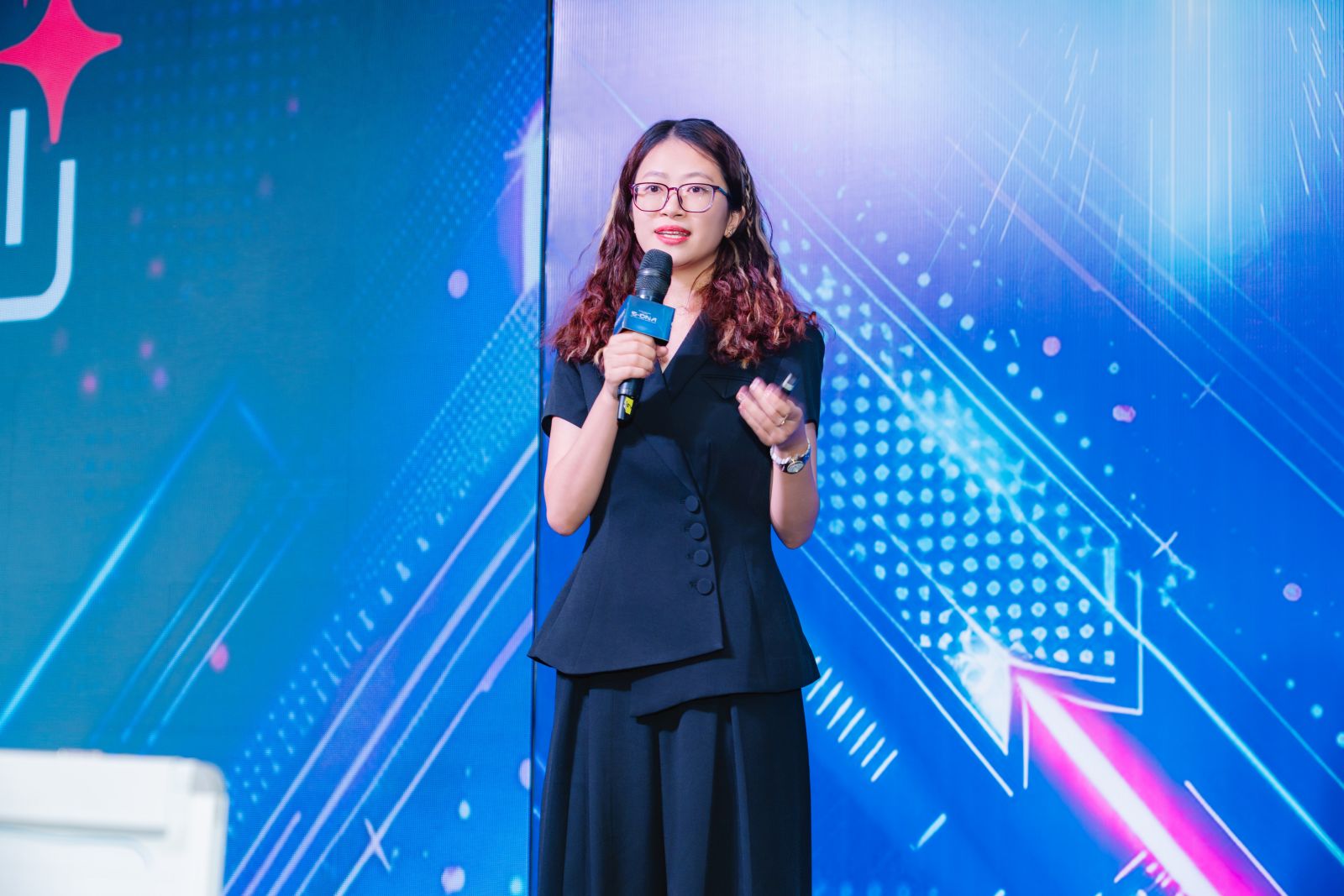 Giám đốc Marketing CareerViet, chị Lê Nguyên Kim Bình chia sẻ các giải pháp AI từ CareerViet