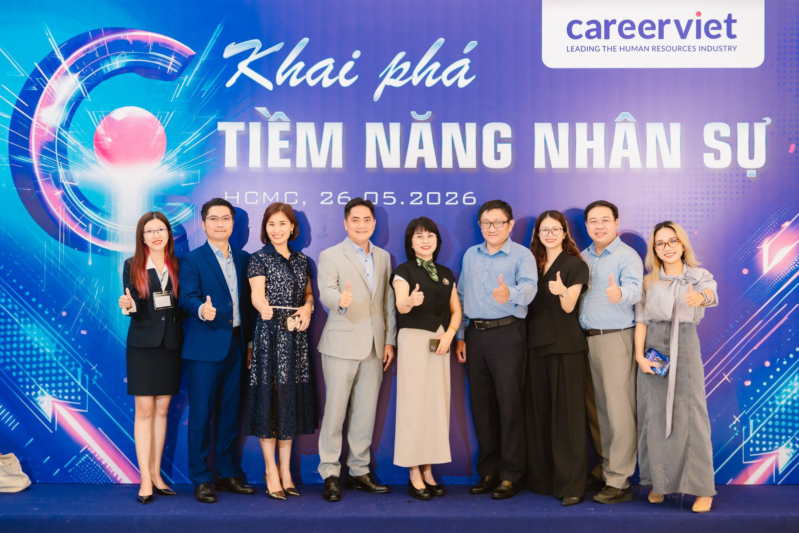 Ban lãnh đạo CareerViet chụp hình lưu niệm cùng các diễn giả và khách mời tại sự kiện