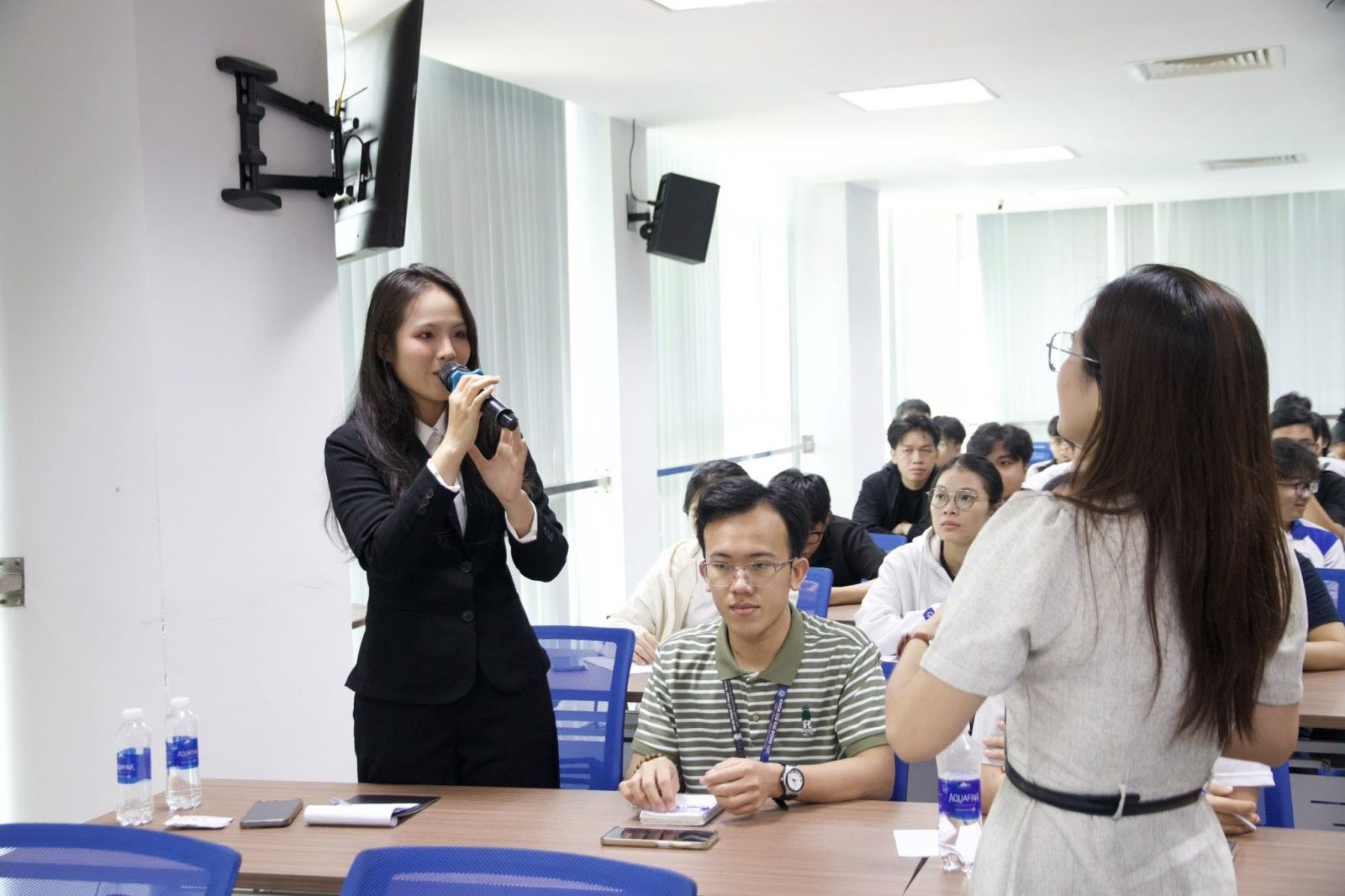 Không khí thảo luận sôi nổi tại Hội trường