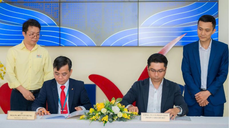 Đại diện Trường Cao đẳng Kỹ nghệ II và Công ty Cổ phần Giải pháp CareerViet ký kết hợp tác mở rộng cơ hội tìm việc làm cho sinh viên