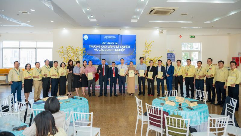 Khoảnh khắc lưu niệm sau lễ ký kết, đánh dấu bước khởi đầu cho chiến lược hợp tác dài hạn giữa nhà trường và doanh nghiệp.