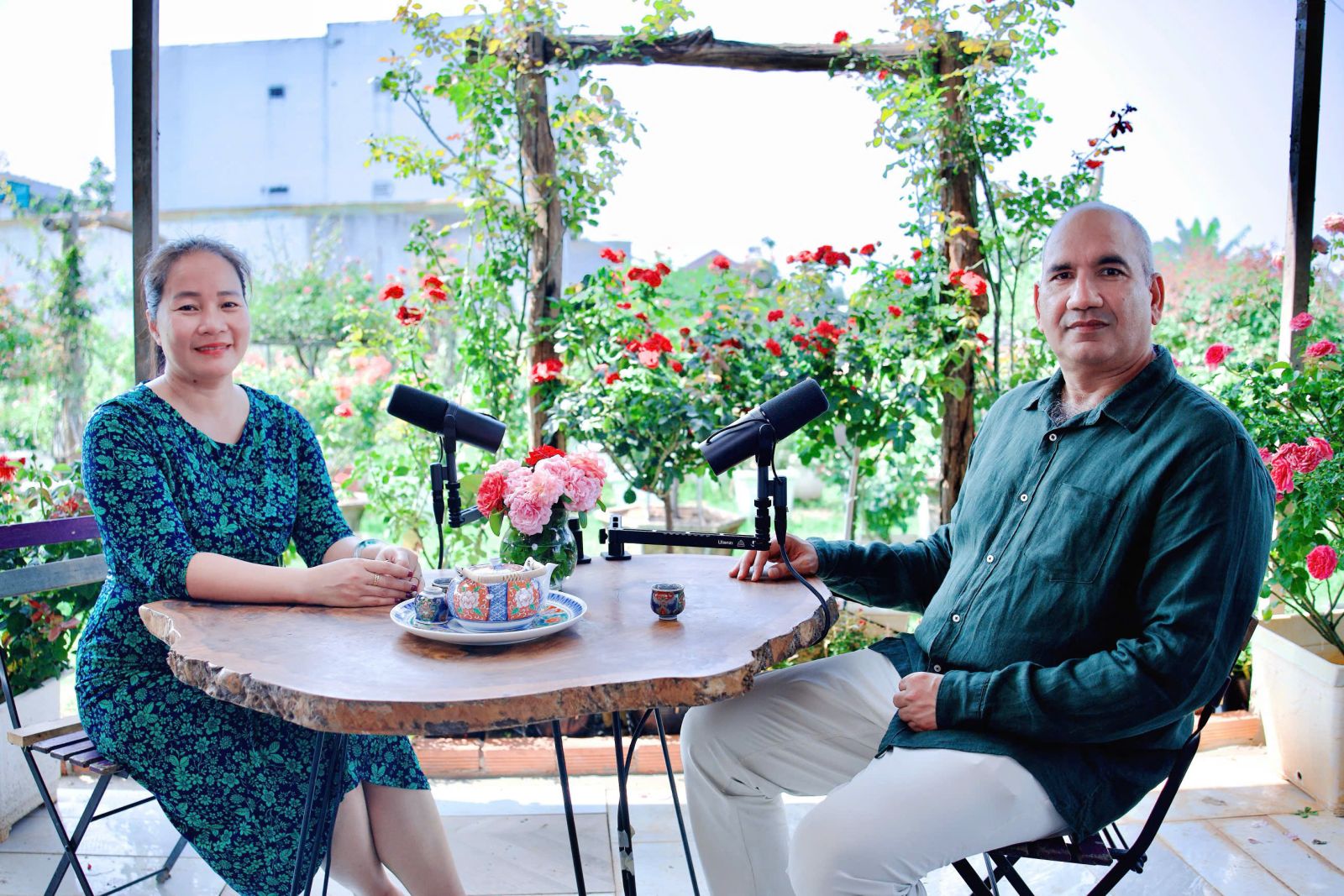 Host Hiền Phạm cùng khách mời Vijay Bhardwaj mở đầu cuộc trò chuyện bên tách trà