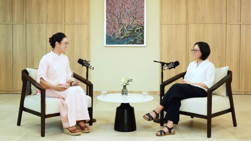 Thạc sĩ Tâm lý Nguyễn Thị Gia Hoàng và Host Trúc Linh trong tập 7 của series Healthier Happier (Nguồn: Vietsuccess)