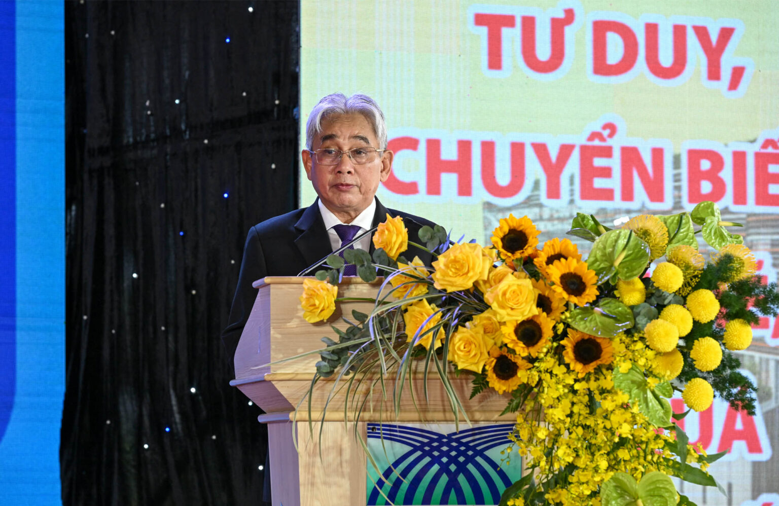 Nhà giáo ưu tú PGS.TS. Lương Minh Cừ – Bí thư Đảng ủy, Hiệu trưởng Trường ĐH Cửu Long phát biểu khai mạc. Nguồn: Trường Đại học Cửu Long