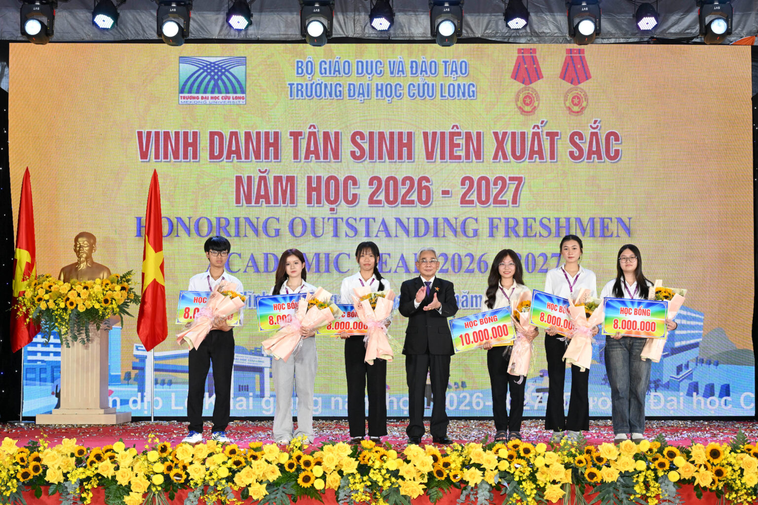 Trường ĐH Cửu Long trao học bổng cho Thủ khoa, Á khoa. Nguồn: Trường Đại học Cửu Long