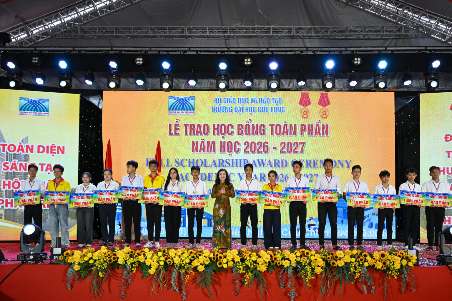 Trường ĐH Cửu Long trao học bổng toàn phần cho tân sinh viên là đồng bào Khơme. Nguồn: Đại học Cửu Long