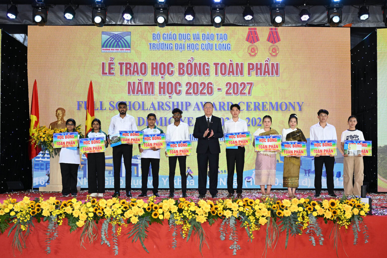 Trường ĐH Cửu Long trao học bổng toàn phần cho tân sinh viên là lưu học sinh quốc tế. Nguồn: Đại học Cửu Long