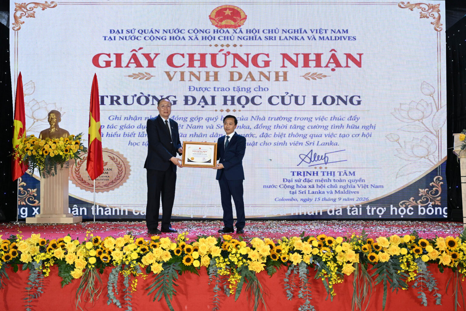 Ông Lê Văn Hường – Phó Đại sứ Đại sứ quán Việt Nam tại Sri Lanka trao Giấy chứng nhận vinh danh của Đại sứ quán Việt Nam tại Sri Lanka cho Trường Đại học Cửu Long. Nguồn: Trường Đại học Cửu Long