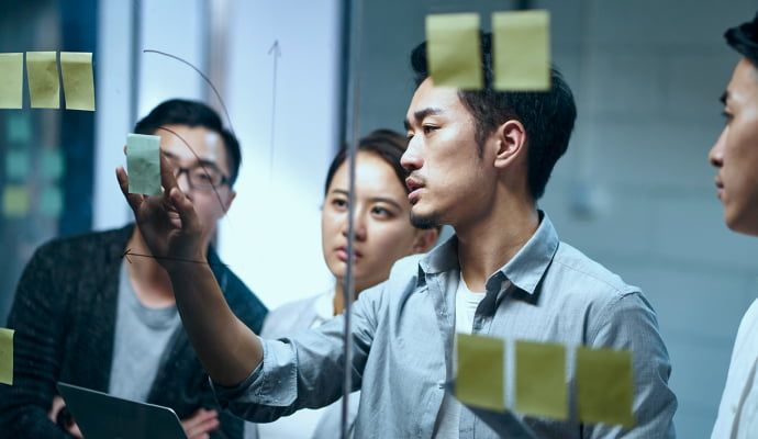 Người làm việc trong ngành nghề liên quan đến mệnh Thủy như FandB, chăm sóc khách hàng hoặc quản lý, thể hiện sự chuyên nghiệp trong môi trường công sở