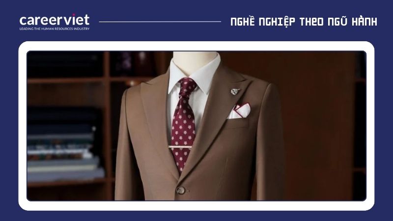 Một bộ vest nâu phối cà vạt đỏ giúp nam giới trông lịch lãm, chuyên nghiệp hơn.