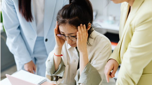Nhân viên rơi vào trạng thái quá tải thông tin với các khóa học dài hàng tiếng đồng hồ. Nguồn: Internet
