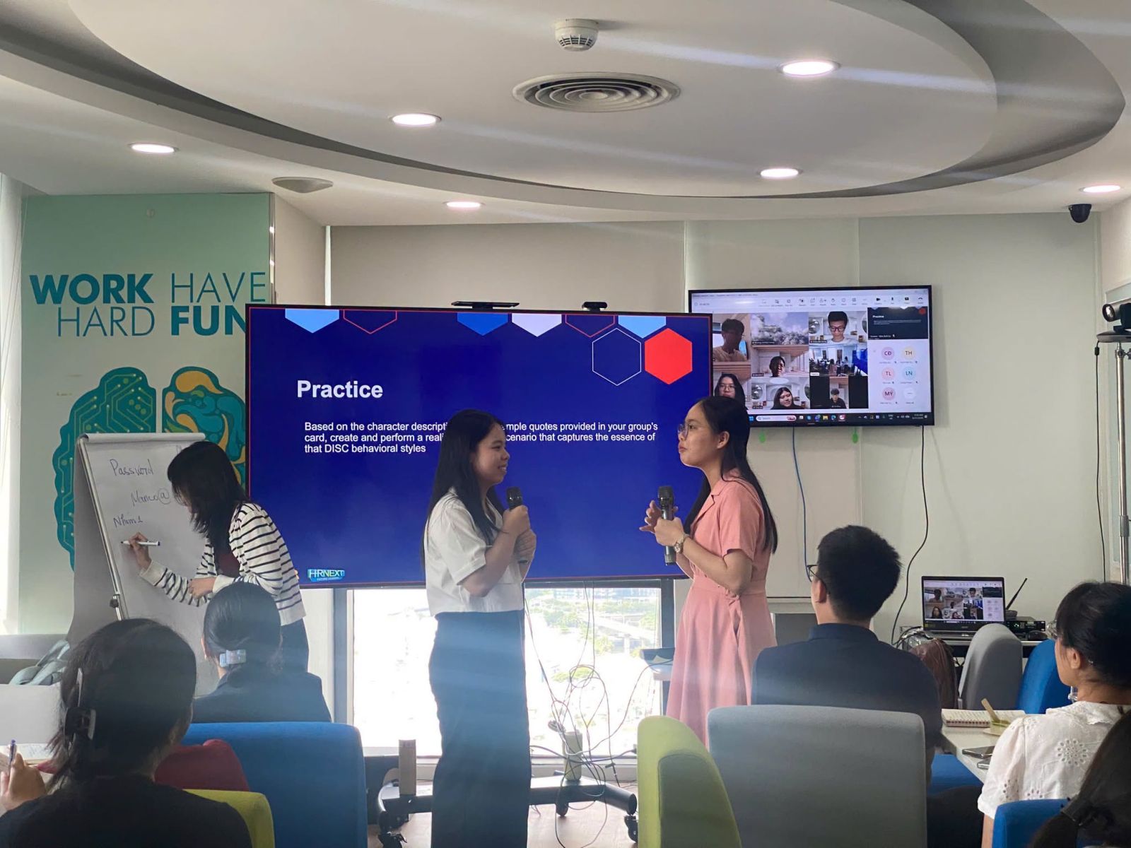 Các nhân sự trẻ đang thảo luận với nhau. Nguồn: VNHR HRNext Future Leaders