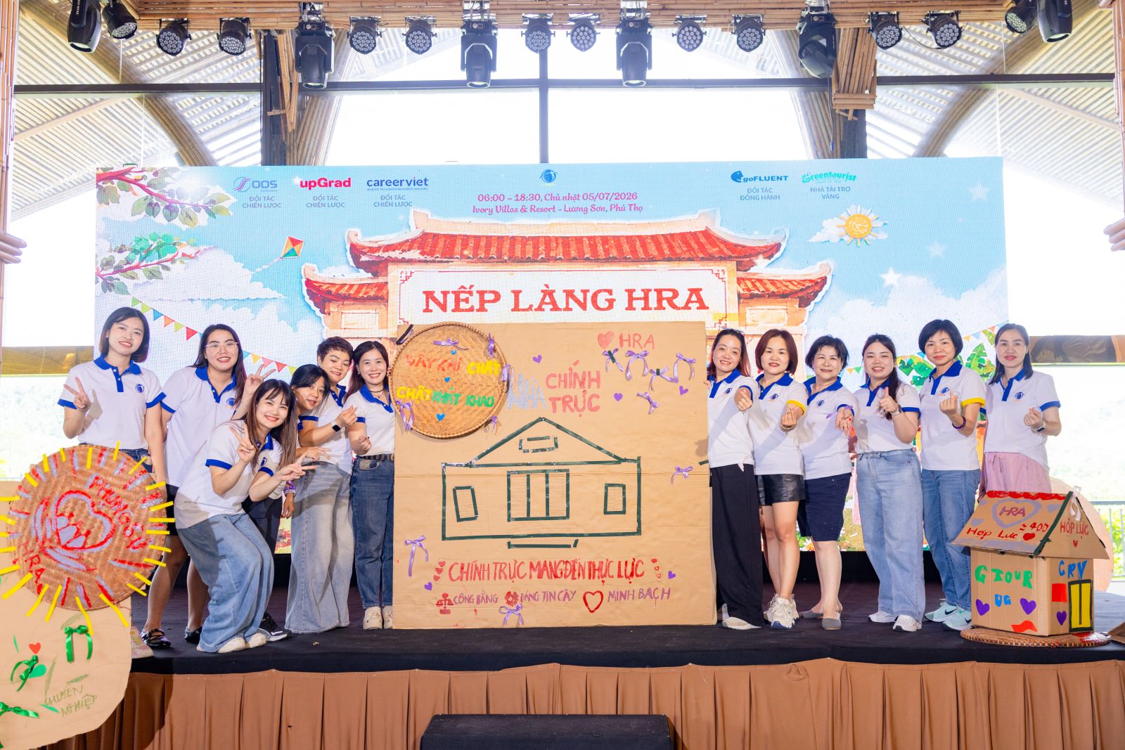 Các hội viên cùng chụp ảnh lưu niệm với sản phẩm tự làm. Nguồn: HRA