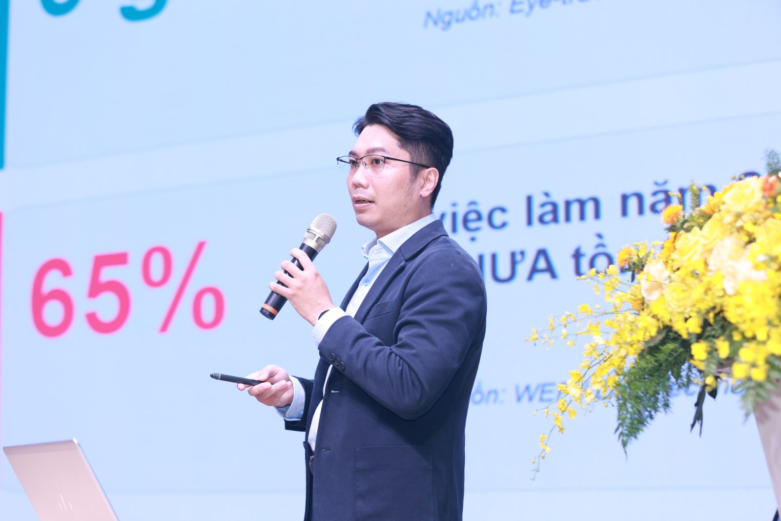 Diễn giả chia sẻ về xu hướng việc làm hiện tại. Nguồn: Tuổi trẻ tình nguyện Học viện Hàng không Việt Nam