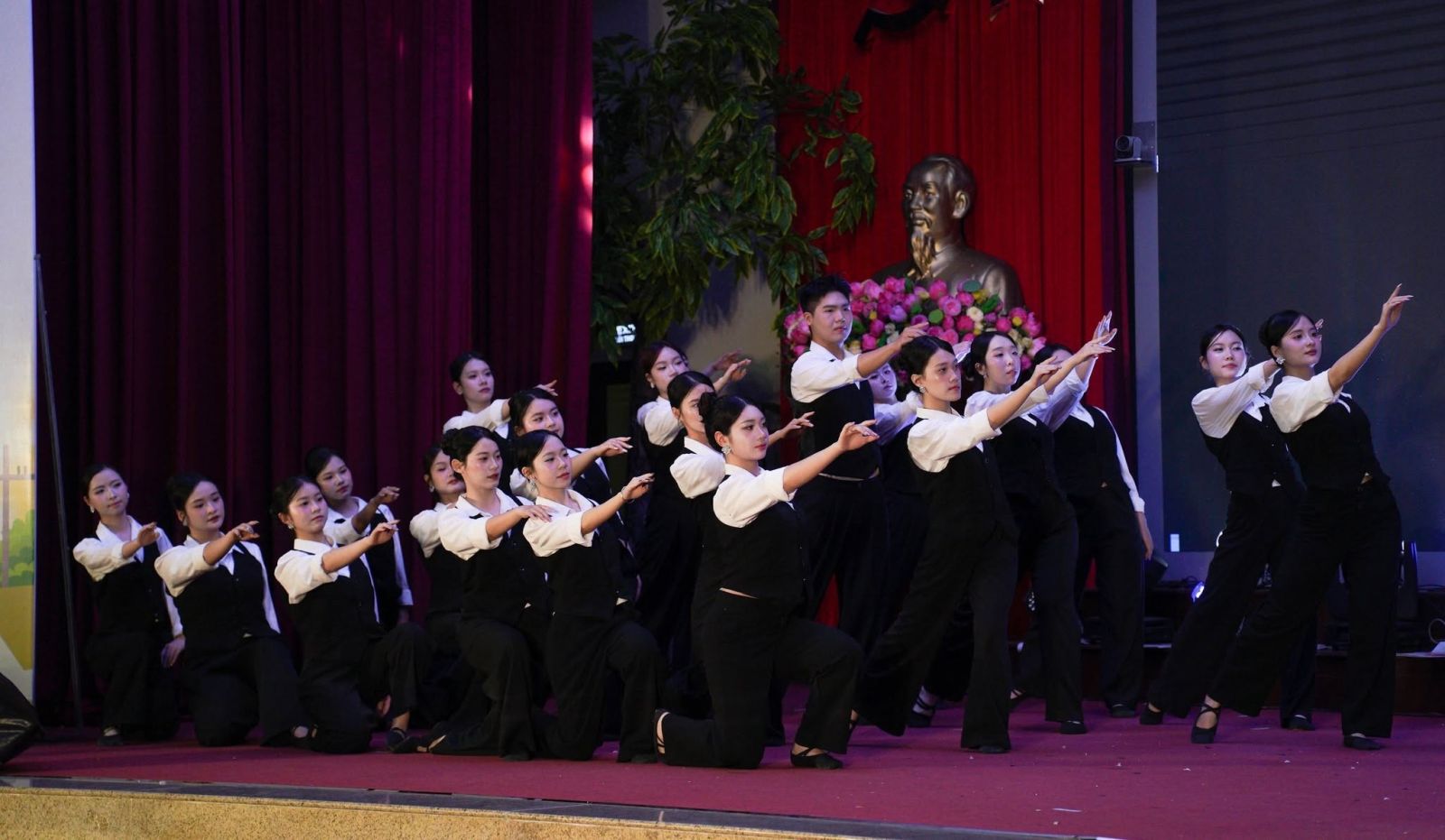 Các bạn sinh viên Học viện Báo chí và Tuyên truyền đã truyền tải góc nhìn đời thường giản dị nhưng đầy sức nặng qua những tiết mục của mình. Nguồn: Liveshow Kịch 2026 - Những Người Bình Thường