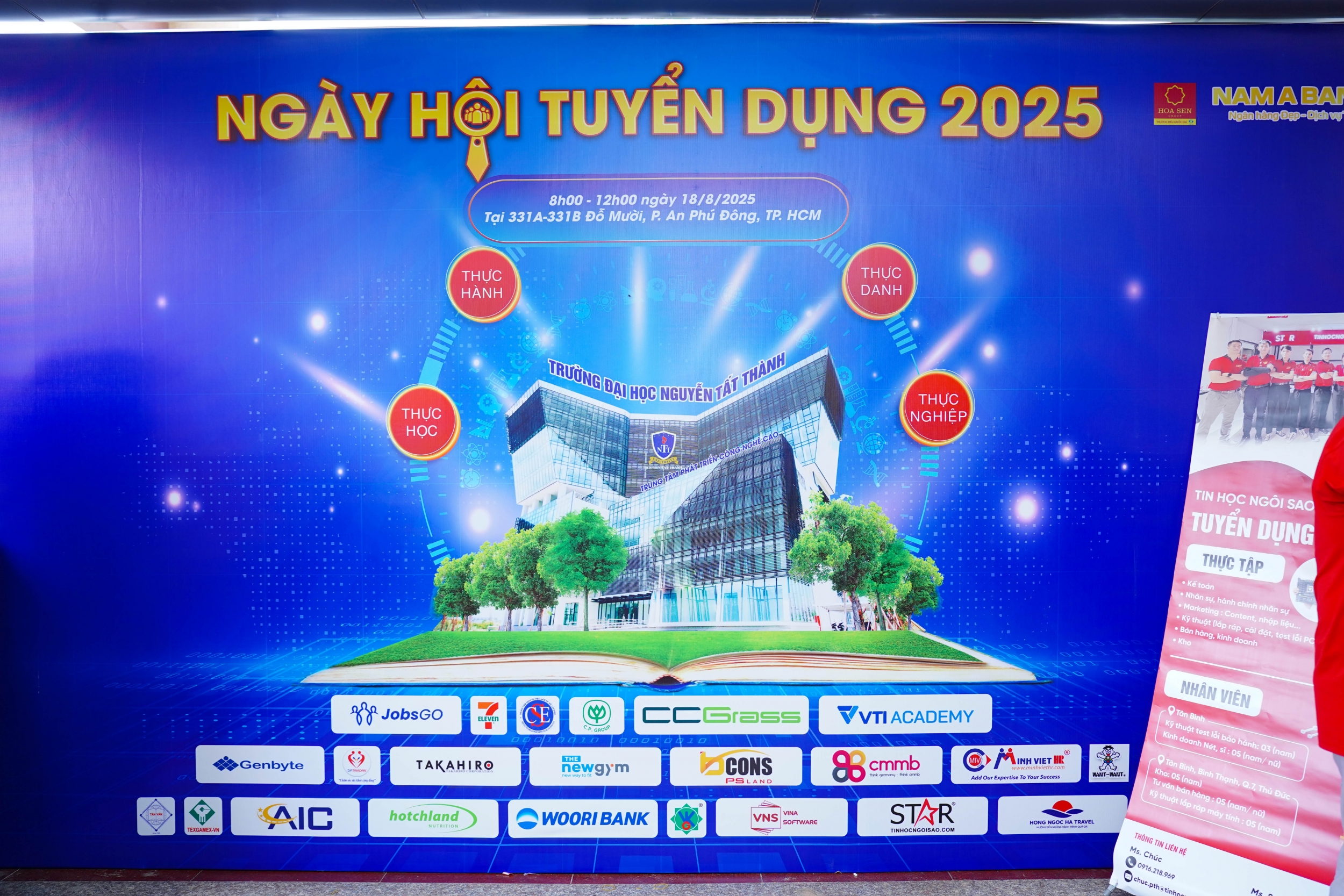 CareerViet vinh dự là nhà tài trợ góp phần tạo nên bầu không khí sôi động, chuyên nghiệp cho Ngày hội Tuyển dụng.