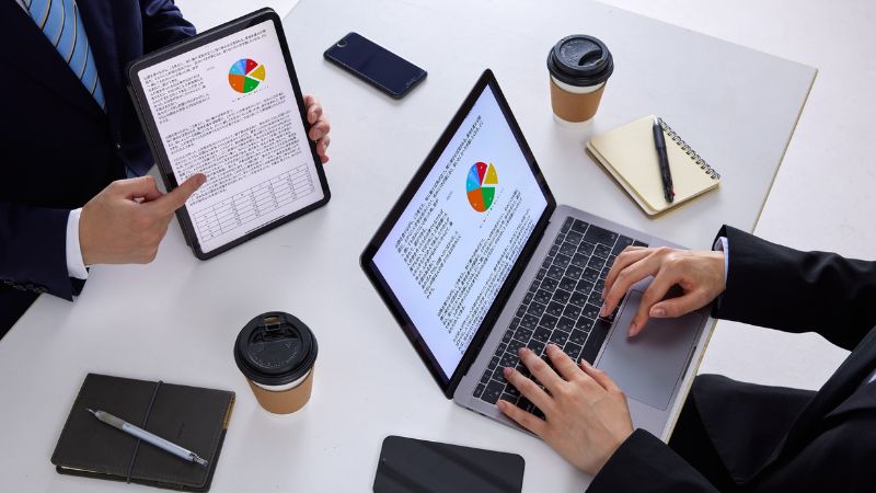 Nhân viên kinh doanh thương mại điện tử là công việc thuộc chuyên ngành kinh doanh thương mại (Nguồn: Internet)