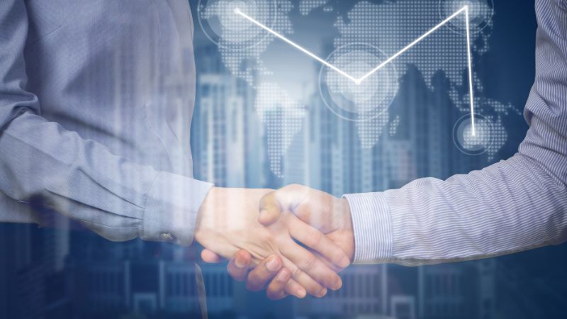 Bên cạnh đó, các kỹ năng cần thiết bao gồm: Kỹ năng giao tiếp và thuyết phục là yếu tố quan trọng nhất giúp nhân viên kinh doanh tạo thiện cảm, hiểu nhu cầu khách hàng và truyền đạt thông tin rõ ràng. Kỹ năng đàm phán và chốt sale giúp bạn xử lý từ chối, đưa ra giải pháp phù hợp và dẫn dắt cuộc trao đổi để đạt được hợp đồng thành công. Kỹ năng nghiên cứu thị trường hỗ trợ bạn nắm bắt xu hướng, hiểu hành vi khách hàng và phân tích đối thủ để đưa ra kế hoạch kinh doanh hiệu quả. Kỹ năng quản lý thời gian và tổ chức công việc giúp duy trì hiệu suất, hoàn thành chỉ tiêu và đảm bảo tiến độ trong môi trường áp lực cao.