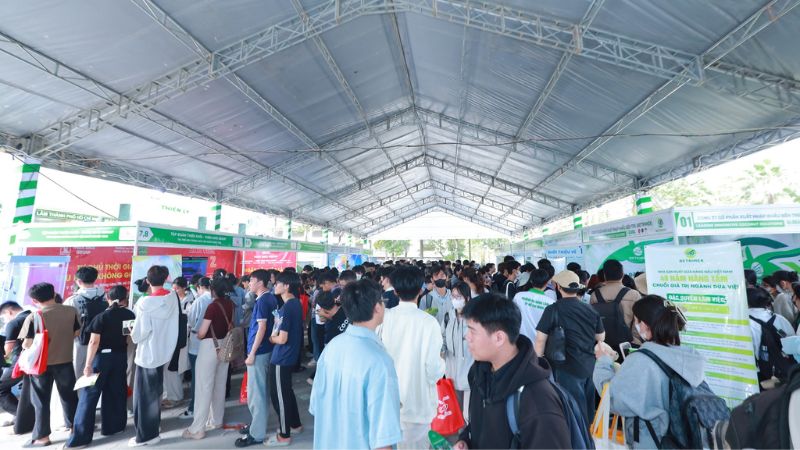 Ngày hội Nghề nghiệp thu hút hàng nghìn sinh viên tham gia sự kiện