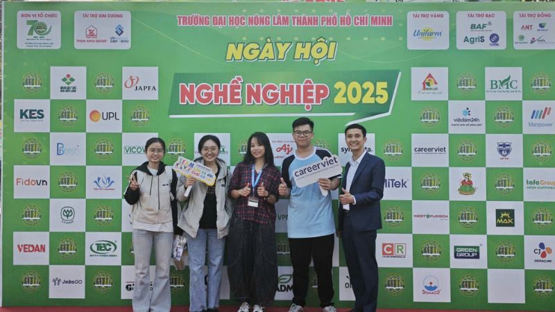 Đại diện CareerViet cùng các bạn sinh viên tham gia Ngày hội