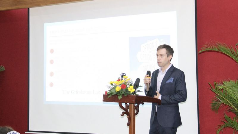 Ông Gabriel Griesbaum – Chuyên gia tư vấn – đã giới thiệu về các chương trình visa định cư Mỹ, các điều kiện, yêu cầu và lộ trình cho lao động có tay nghề