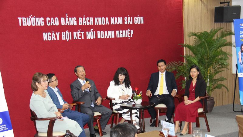 Các diễn giả tham gia phiên Talkshow sôi nổi, đối thoại cùng doanh nghiệp và nhà trường