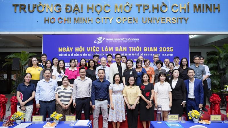 Đại diện CareerViet chụp ảnh cùng BTC Ngày hội việc làm bán thời gian