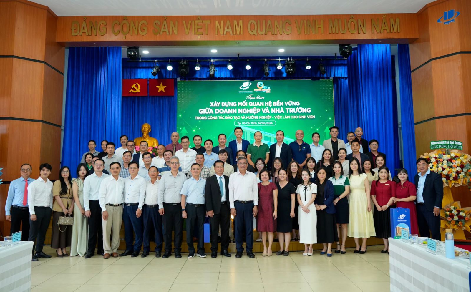 Toàn thể khách mời chụp lưu niệm. Nguồn: Trường Đại học Mở TP.HCM
