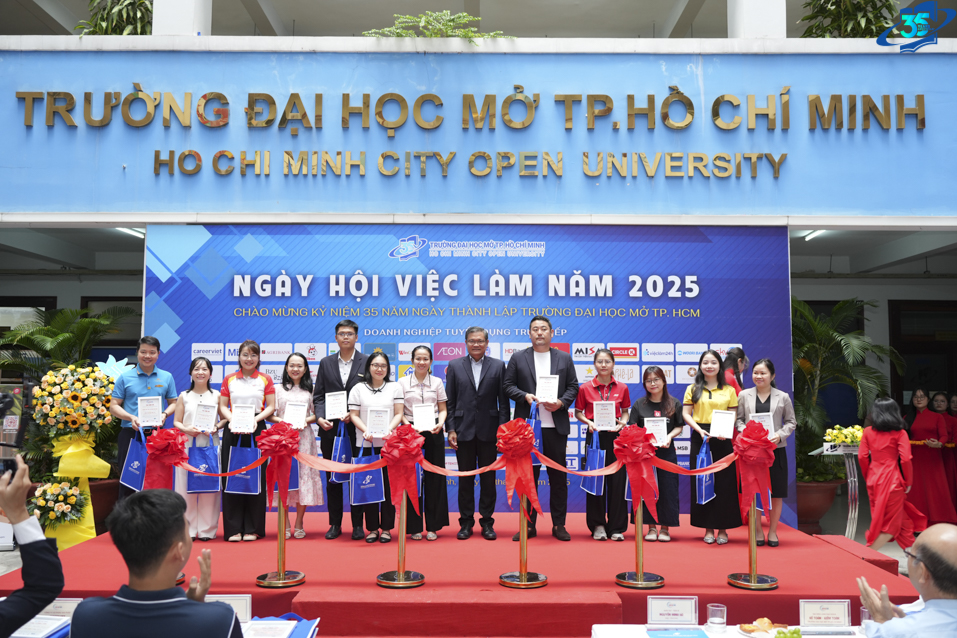 Trường Đại học Mở TP.HCM tổ chức “Ngày hội việc làm năm 2025”