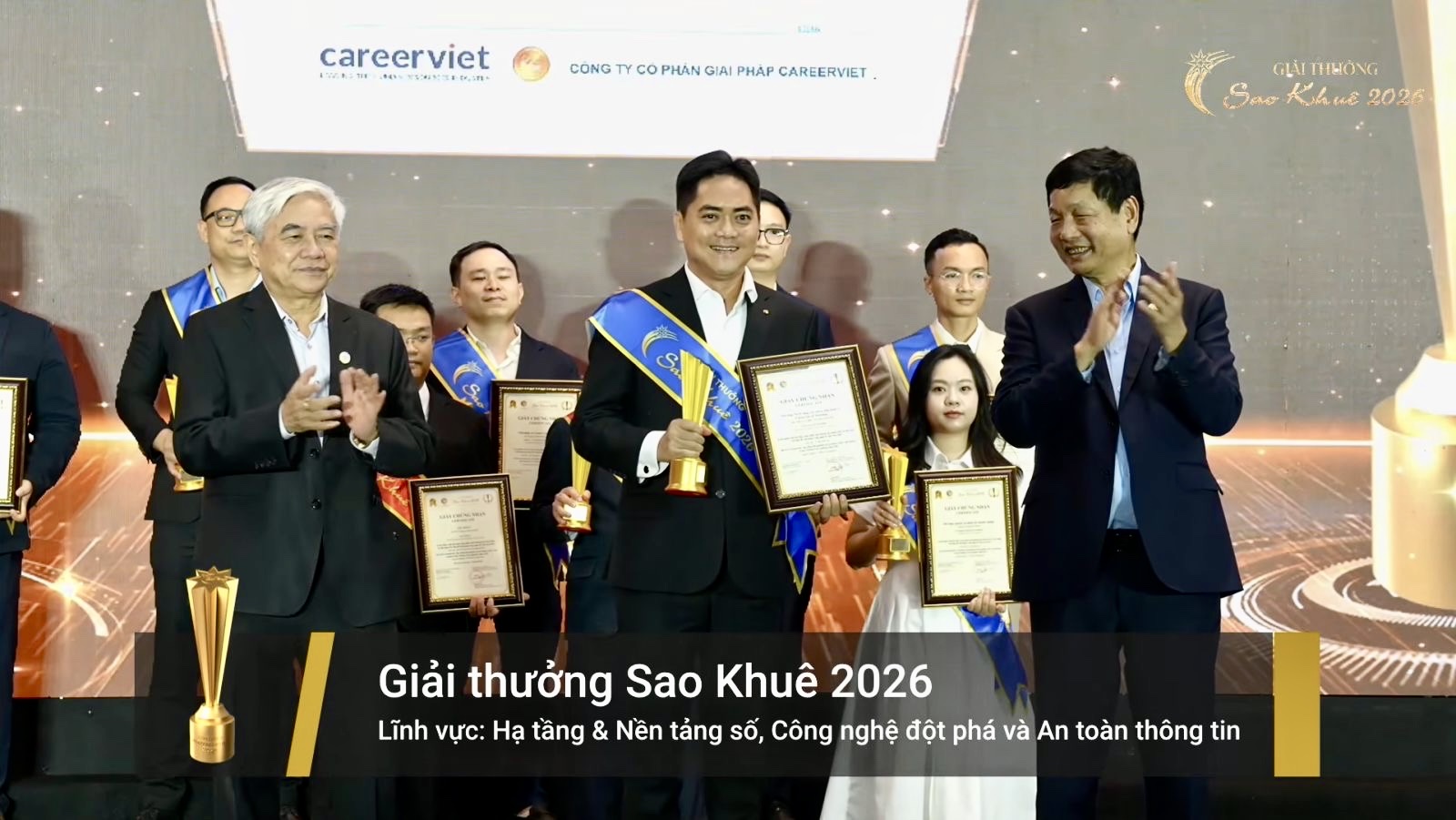 Ông Bùi Ngọc Quốc Hưng, Tổng giám đốc, Công ty cổ phần giải pháp CareerViet nhận giải tại Lễ trao giải Sao Khuê 2026, Hà Nội, 28/05/2026