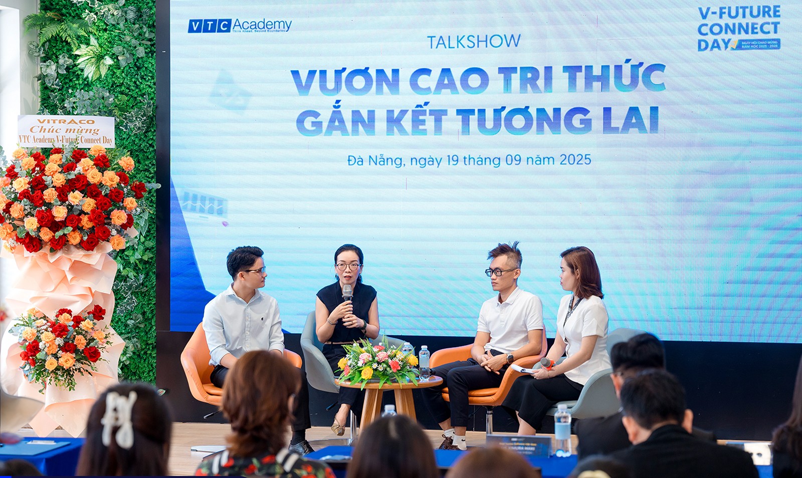 Talkshow ‘Vươn cao tri thức – Gắn kết tương lai’ tại V-Future Connect Day 2025 ở Đà Nẵng, góc nhìn thực tiễn về nghề nghiệp trong kỷ nguyên AI