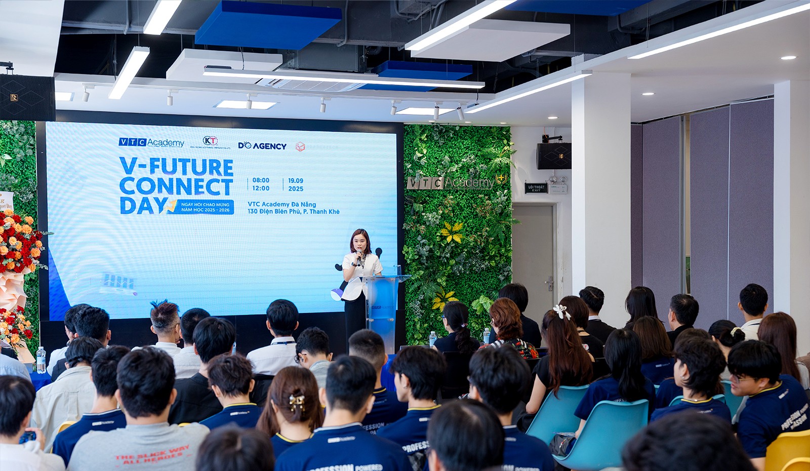 Sinh viên chăm chú lắng nghe những chia sẻ truyền cảm hứng tại V-Future Connect Day 2025
