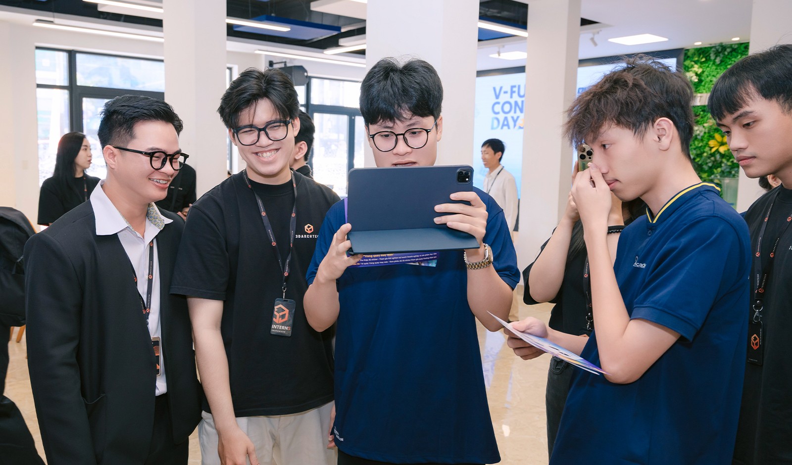 Sinh viên trải nghiệm công nghệ và kết nối trực tiếp tại V-Future Connect Day 2025, mở rộng cơ hội nghề nghiệp trong kỷ nguyên số