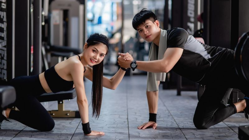 PT Gym hướng dẫn học viên (Nguồn: Internet)