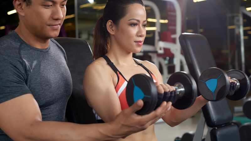 Huấn luyện viên gym tạo động lực cho học viên (Nguồn: Internet)
