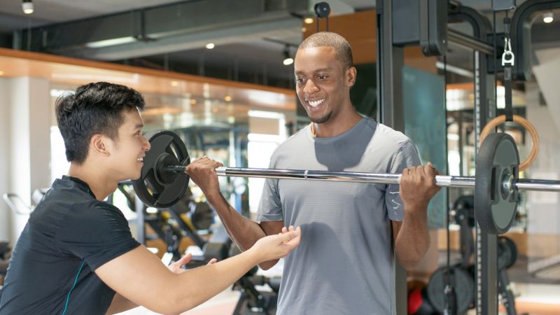 PT Gym theo sát quá trình tập luyện của học viên (Nguồn: Internet)