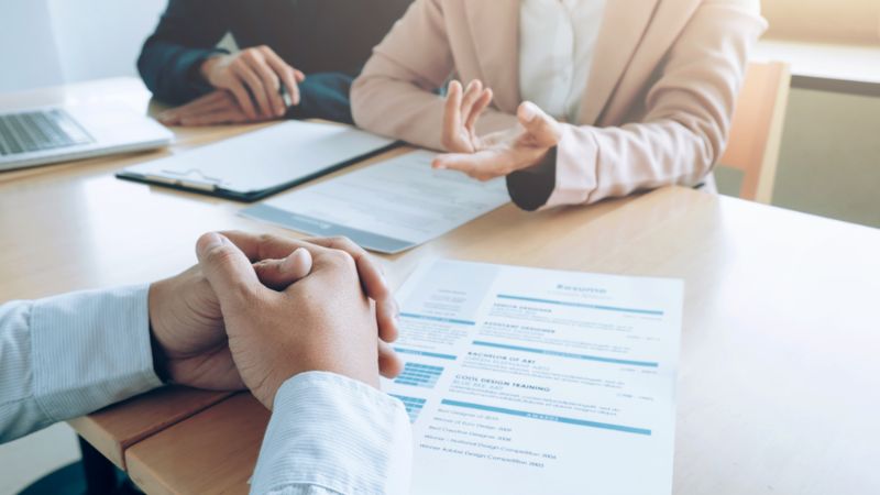 Những cụm từ trong JD đôi khi chính là “tín hiệu ngầm” về văn hóa làm việc, mức độ thử thách hay cơ hội phát triển (Nguồn: Internet).