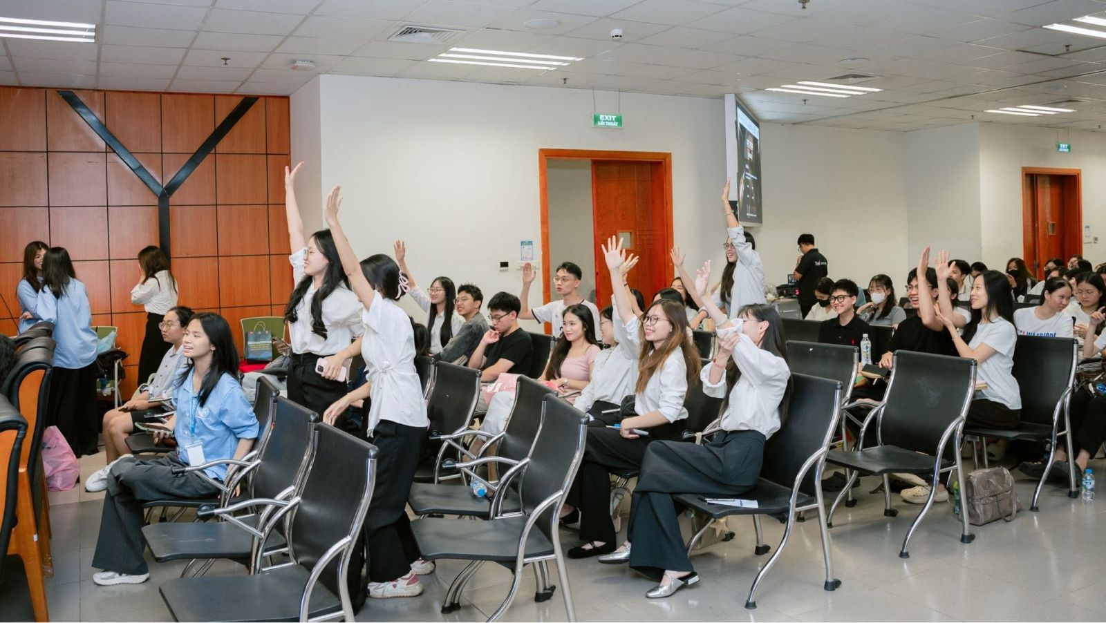 Các bạn khán giả cổ vũ nhiệt tình cho cuộc thi. Nguồn: Rocket to Business Development