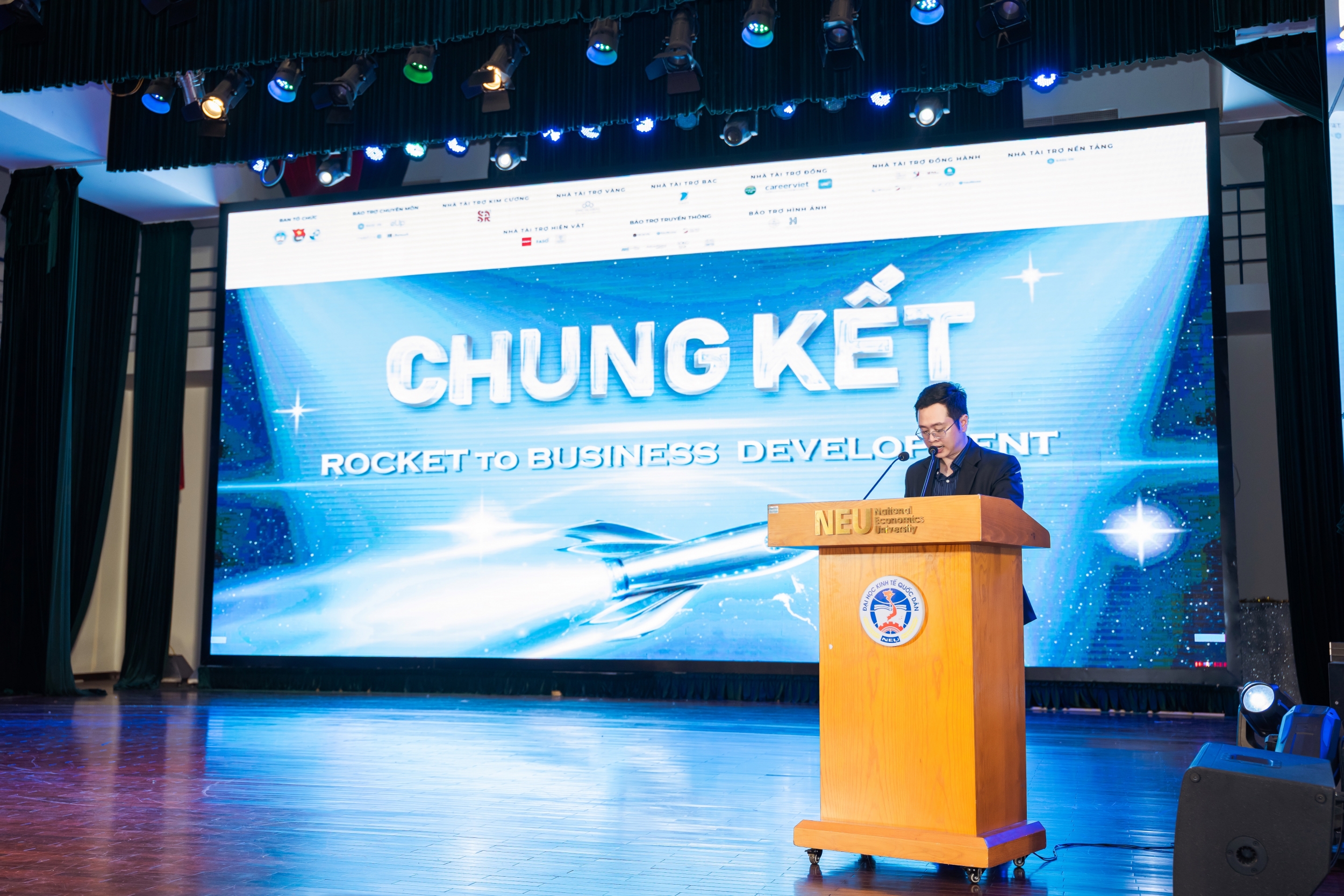 Ông Vũ Trí Tuấn - Bí thư Đoàn TNCS Đại học Kinh tế Quốc dân phát biểu khai mạc. (Ảnh: BTC)