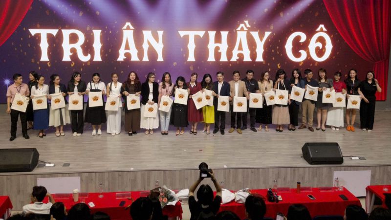 Khoảnh khắc tri ân thầy cô tại chương trình