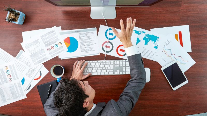 Nhân viên Sale Marketing cần kết nối với thế giới thông qua mạng xã hội để không bị tụt hậu (Nguồn: Internet)