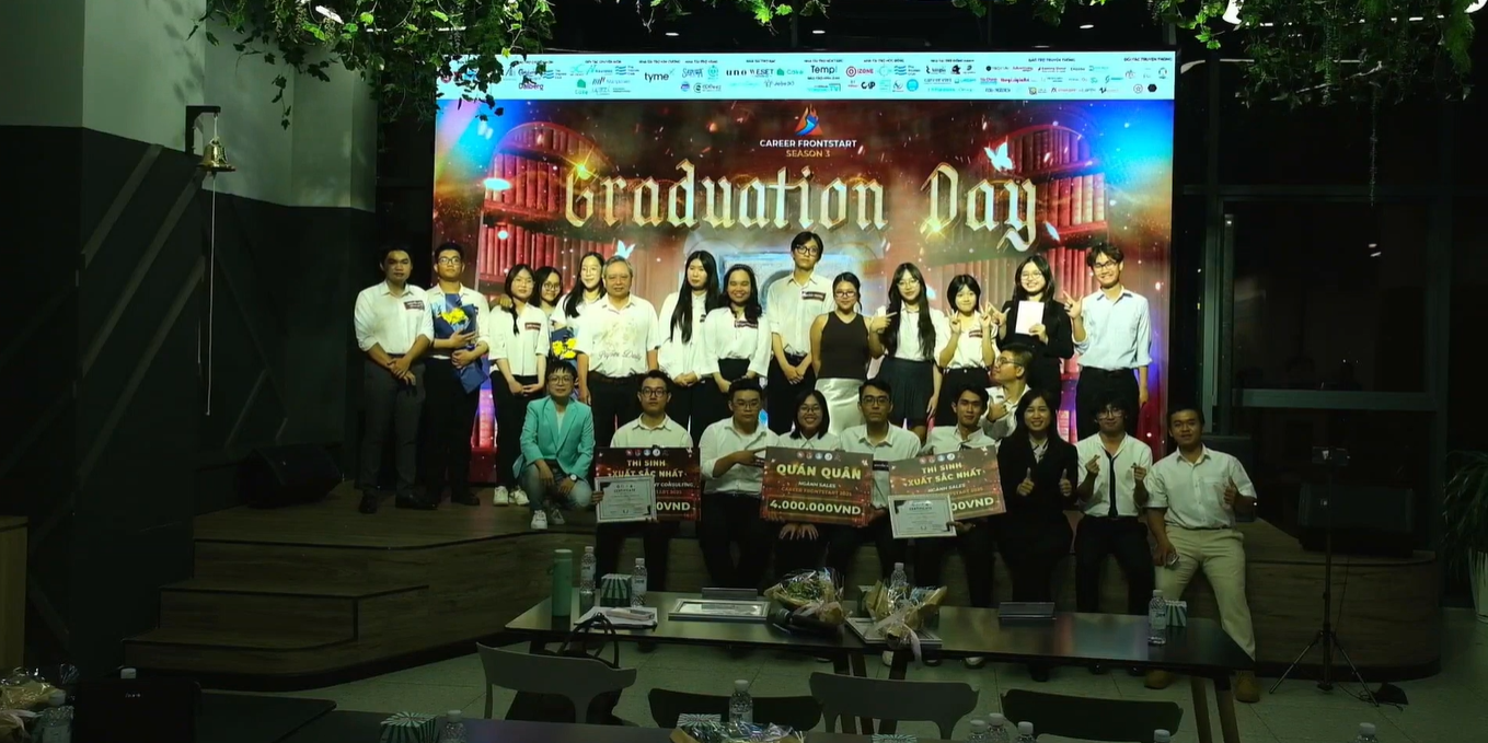Các đội thi xuất sắc được vinh danh trong đêm Graduation Day của Career Frontstart 2025, khép lại hành trình học hỏi và bứt phá đầy cảm hứng