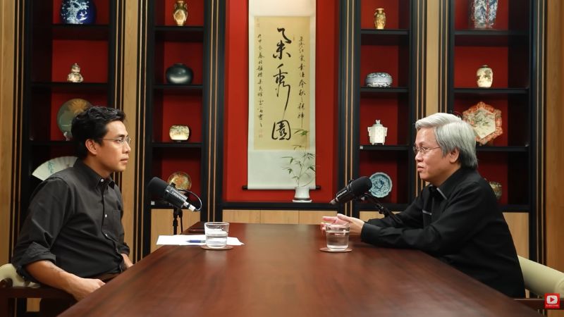 TS. Giản Tư Trung (phải) trong buổi trò chuyện về triết lý Cư trần lạc đạo và con đường dung hợp (Nguồn: Vietsuccess)