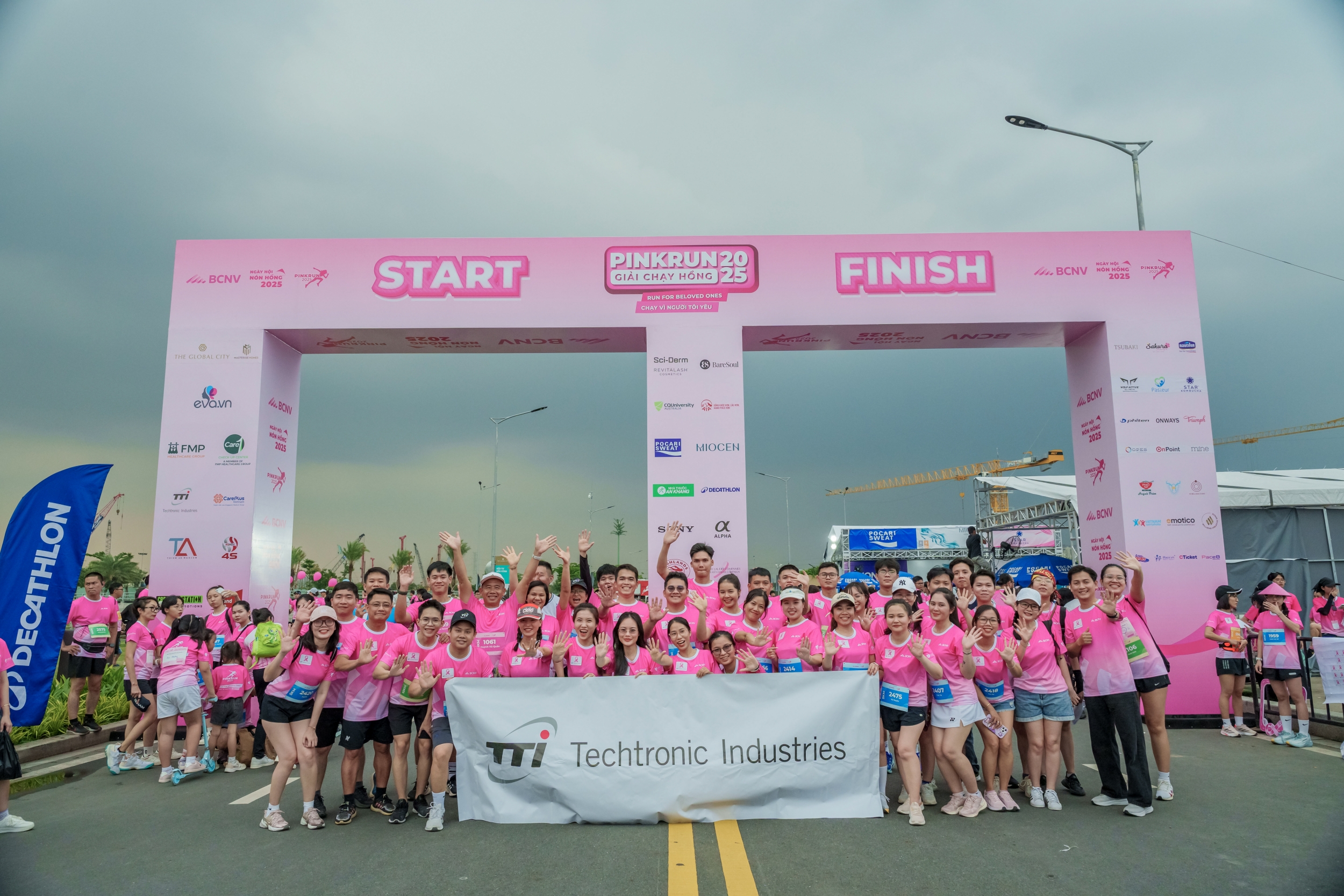 Tình nguyện viên TTI tham gia Pink Hat Day 2025